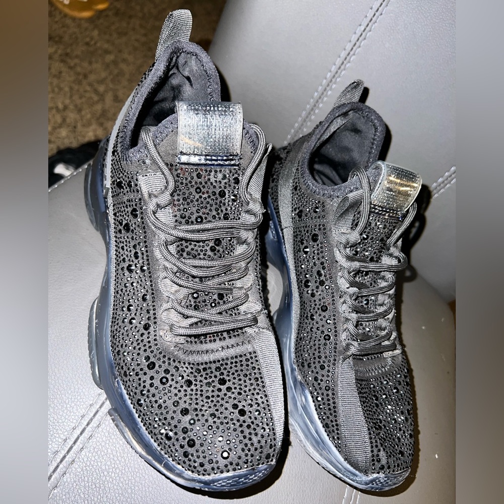 STEVE MADDEN- RUNS SMALL IN SIZE